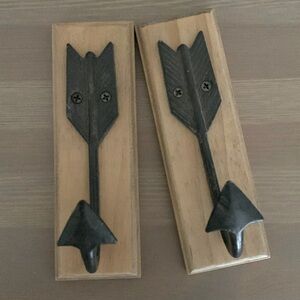 2 wall Hooks. Arrows